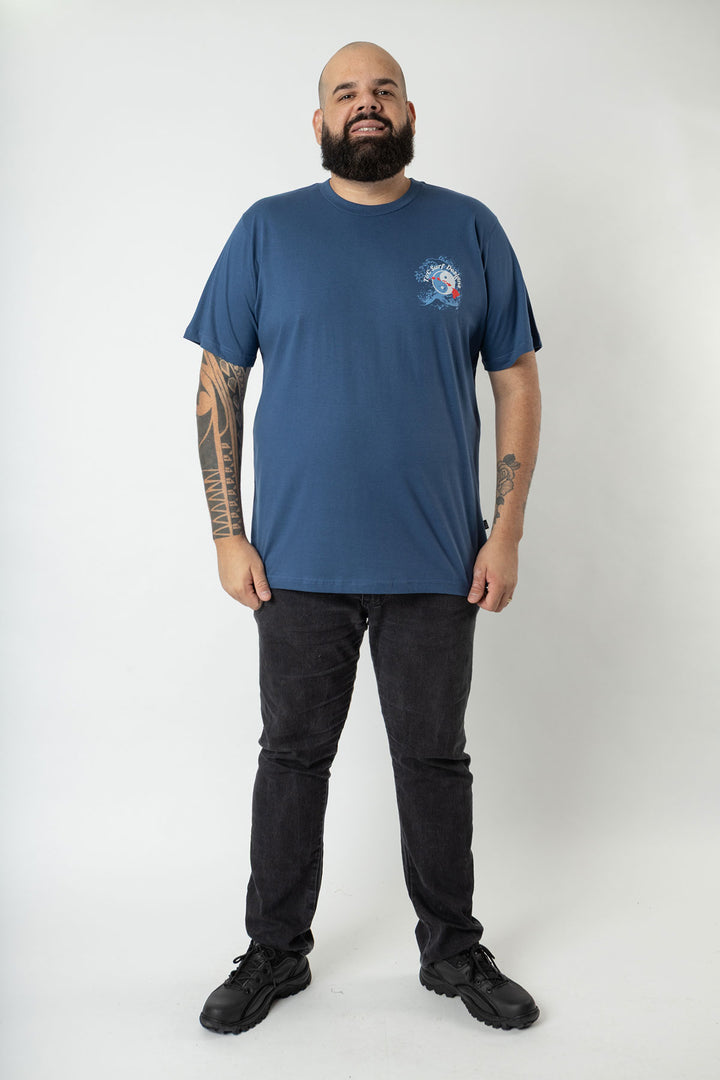 CAMISETA PLUS SIZE TOWN & COUNTRY GO WITH THE FLOW